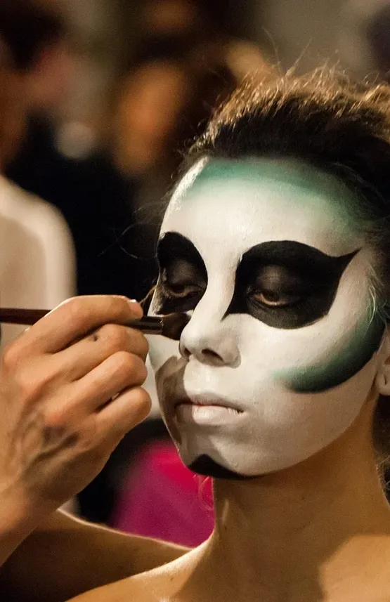 body-painting-main-tour-eiffel