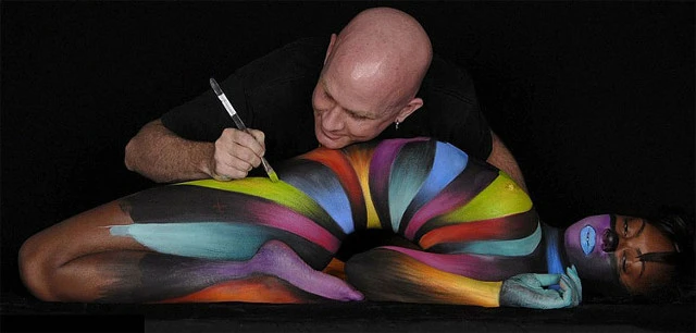 craig-tracy-body-painter-au-travail
