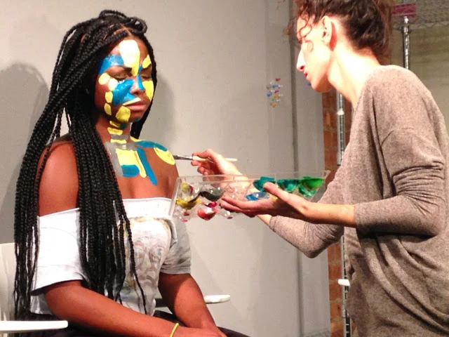 Genevieve Curtis peint Jiji Kikhia pour son projet "Embodiement of Memories"
