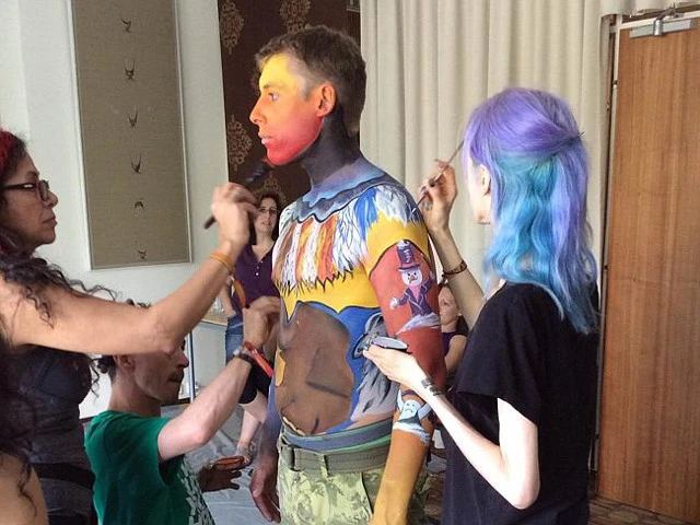 La body painter australienne Tashi Honnery (à droite) au travail. Image : TAC