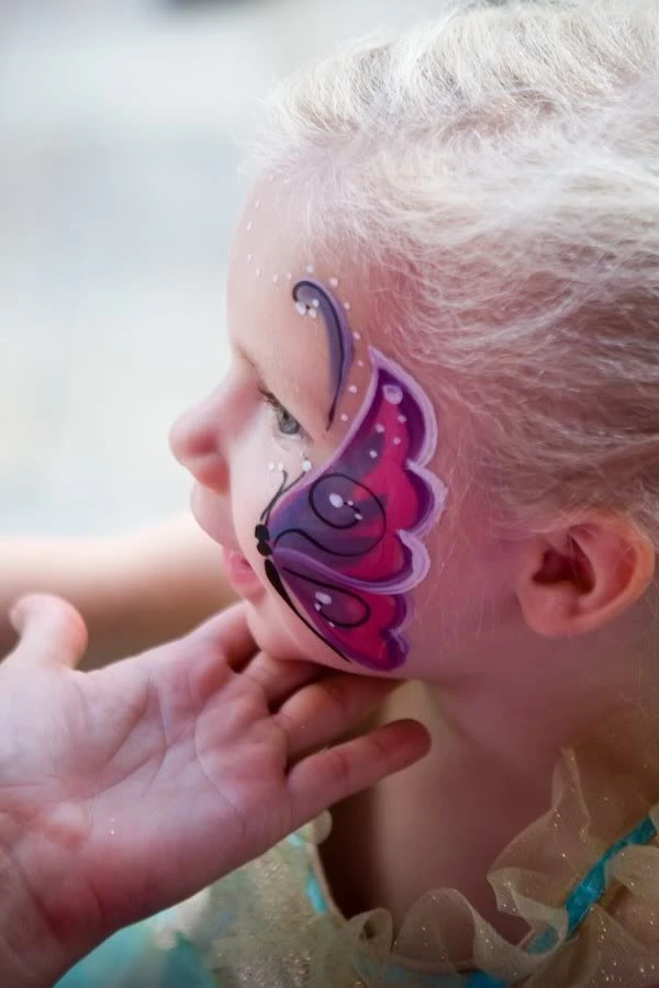 maquillage-papillon-joue-enfant