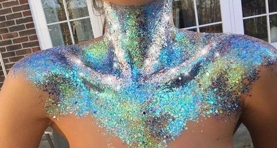 Paillettes sur les épaules et le cou