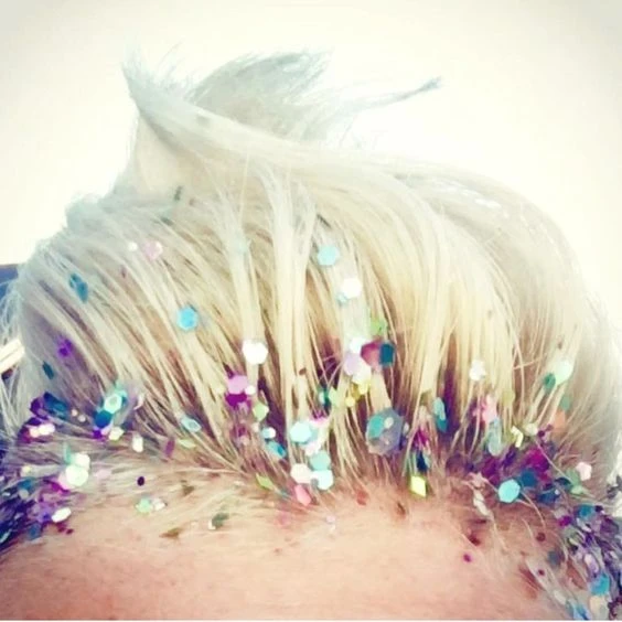 Paillettes extra chunky dans les cheveux
