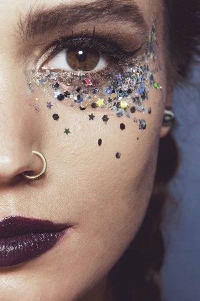 Paillettes en étoile sous les yeux